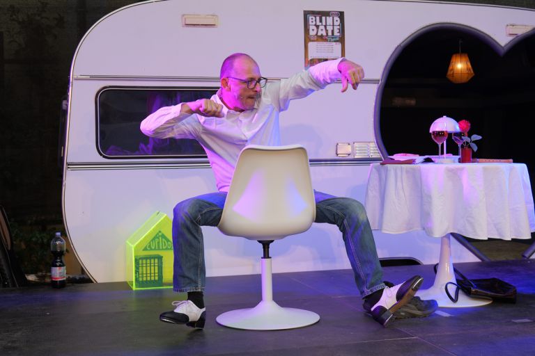 ovigo-theater-blind-date-probe-119