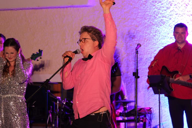 ovigo-theater-dinner-mit-singer-crashkurs-für-liebeslieder-2025-035