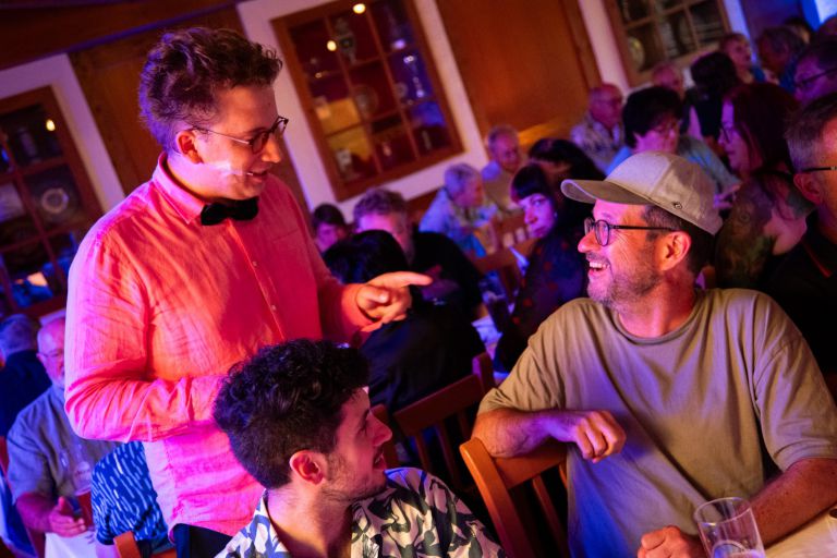 ovigo-theater-dinner-mit-singer-crashkurs-für-liebeslieder-2025-067